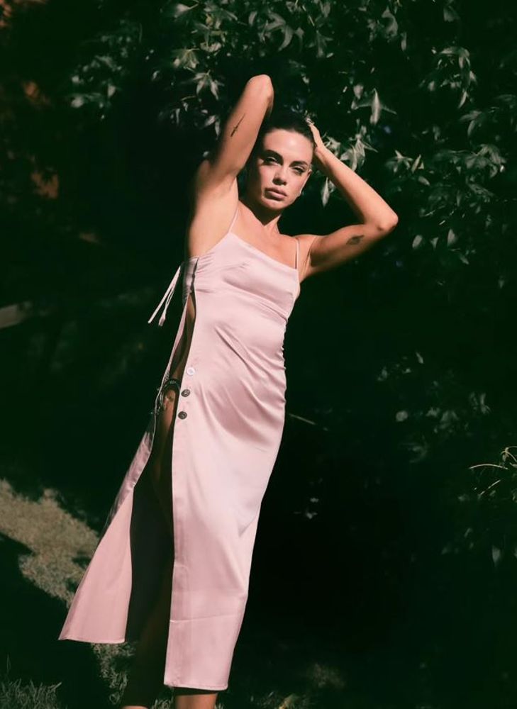 Emilia Attias marcó tendencia con un vestido largo de razo ajustado al cuerpo y con un ultra tajo al límite de la censura