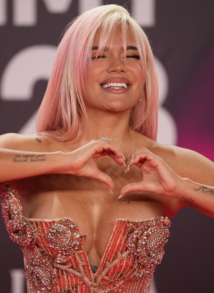 Espalda al descubierto y mega escote: Karol G desbloqueó un nuevo look de noche y dio cátedra de estilo