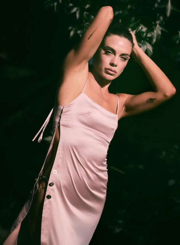 Emilia Attias marcó tendencia con un vestido largo de razo ajustado al cuerpo y con un ultra tajo al límite de la censura