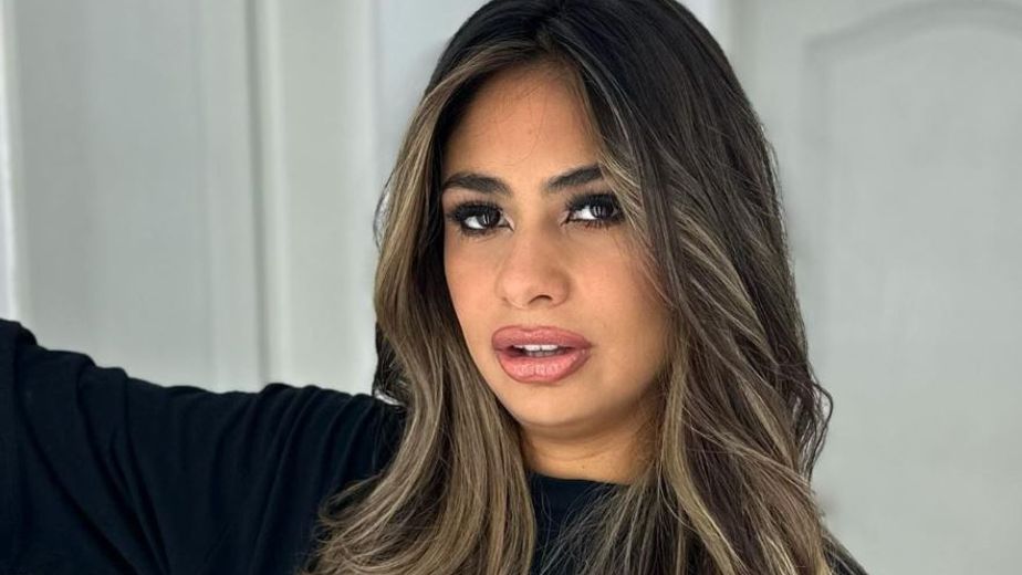 Desde la playa, Daniela Celis posó de espaldas con la bikini más diminuta del verano y se robó todas las miradas
