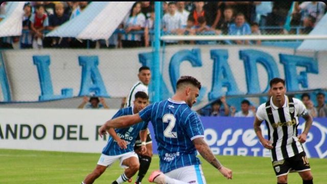 Uno de los refuerzos de Racing, el zaguero Alejandro Rébola, en acción contra Estudiantes.