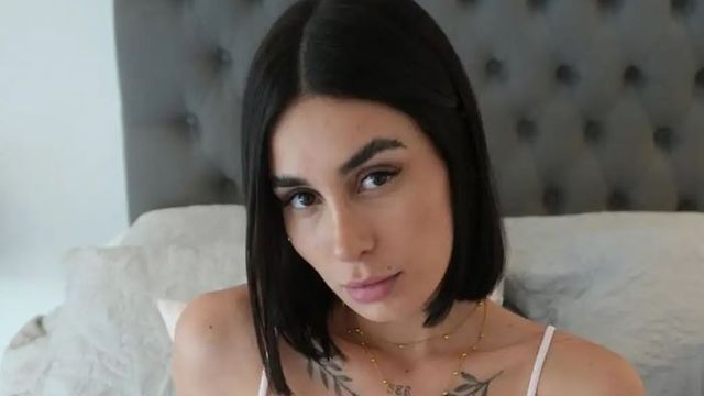 Al borde de la censura, Cam Nair se bajó el short, posó en ropa interior y desafió todos los límites