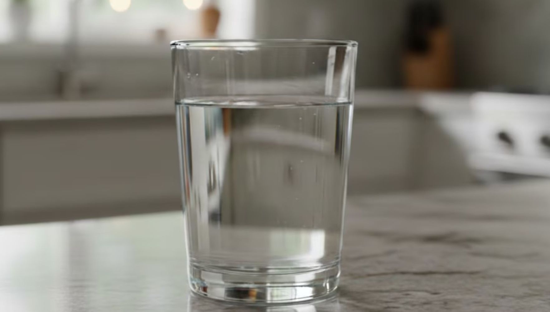 Ubicar el vaso cerca de la puerta principal ayuda a filtrar las vibraciones negativas que ingresan al hogar