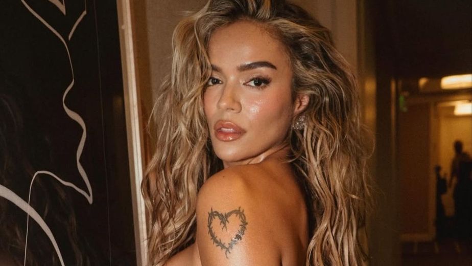 Karol G dio cátedra de estilo con un vestido color negro y marcó tendencia con un look glam rock