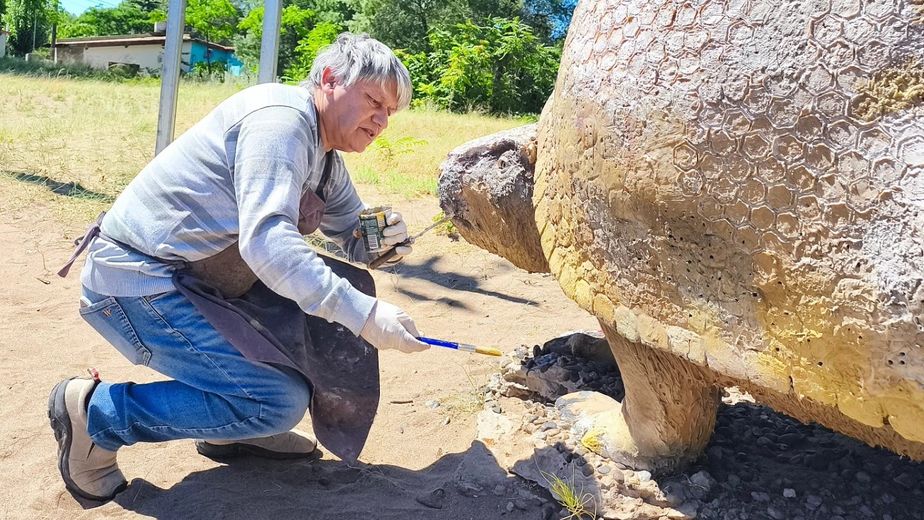 Pehuen Co: restauraron los ejemplares de megafauna de Plaza Carrasco