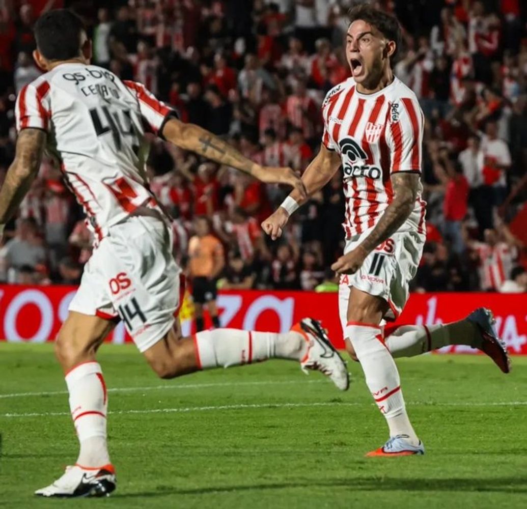 Festejo Albirrojo con Matías Fonseca, por su primer gol con la casaca de Instituto.