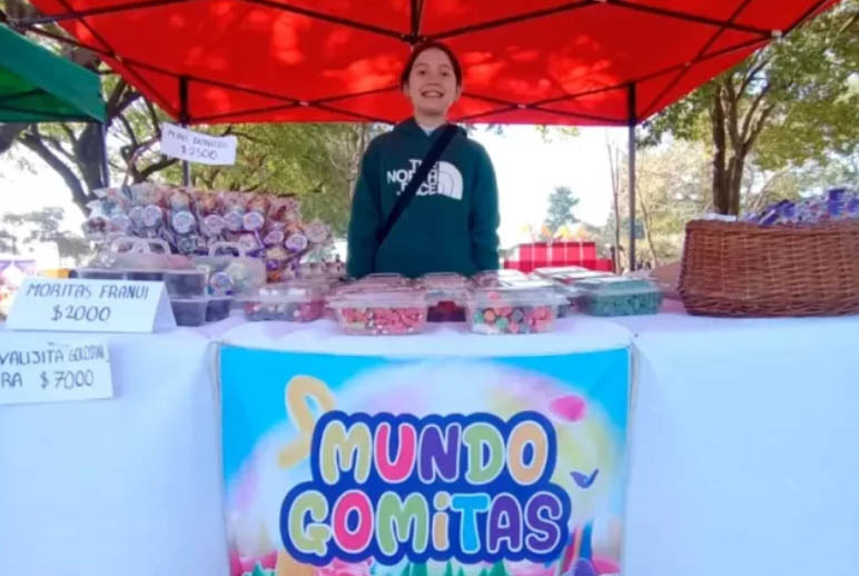 Xiomara vende gomitas en La Paz para sus Quince.