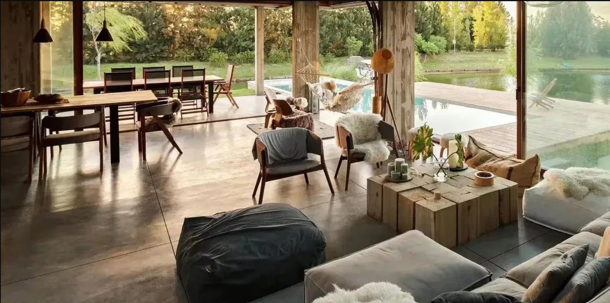 Ambientes luminosos, ventanales amplios y una cocina de alta gama definen el interior de la lujosa residencia