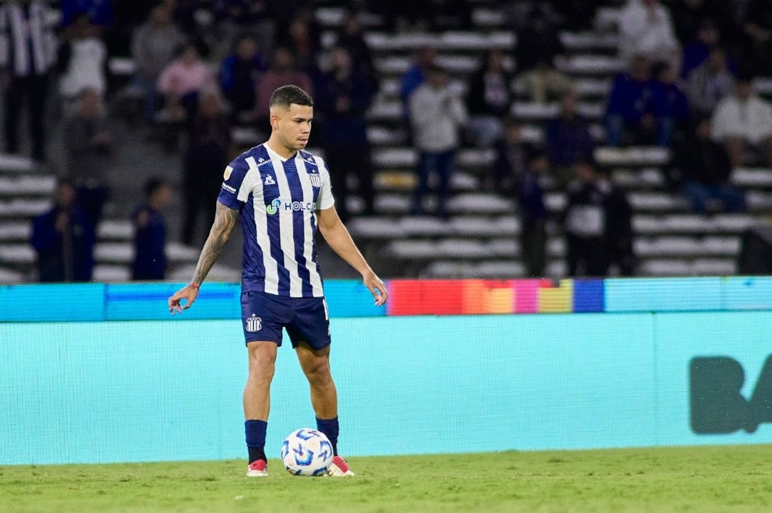Navarro vistió la camiseta albiazul en 68 partidos