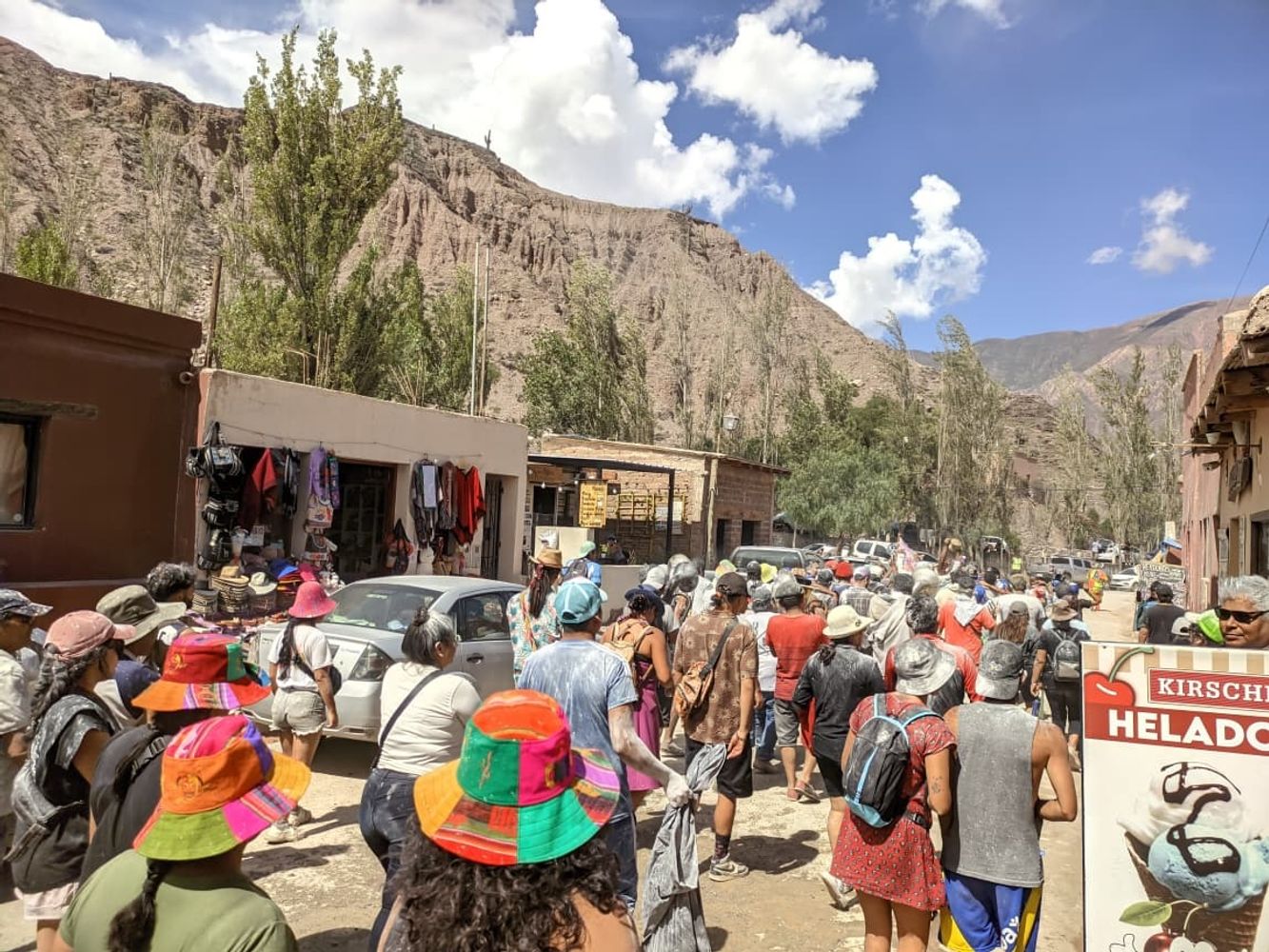 Cuando suenan las cajas y el aire huele a albahaca, el carnaval purmamarqueño está en su esplendor y los comparseros siguen incondicionales a sus "diablos" en su recorrida por las "invitaciones".