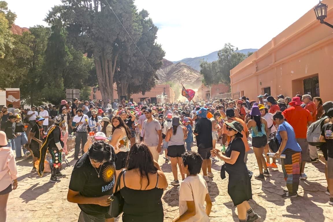 Entre el jueves pasado y este martes, las calles de Purmamarca se llenaron de color, música y tradición, atrayendo a turistas de todo el país y del extranjero.