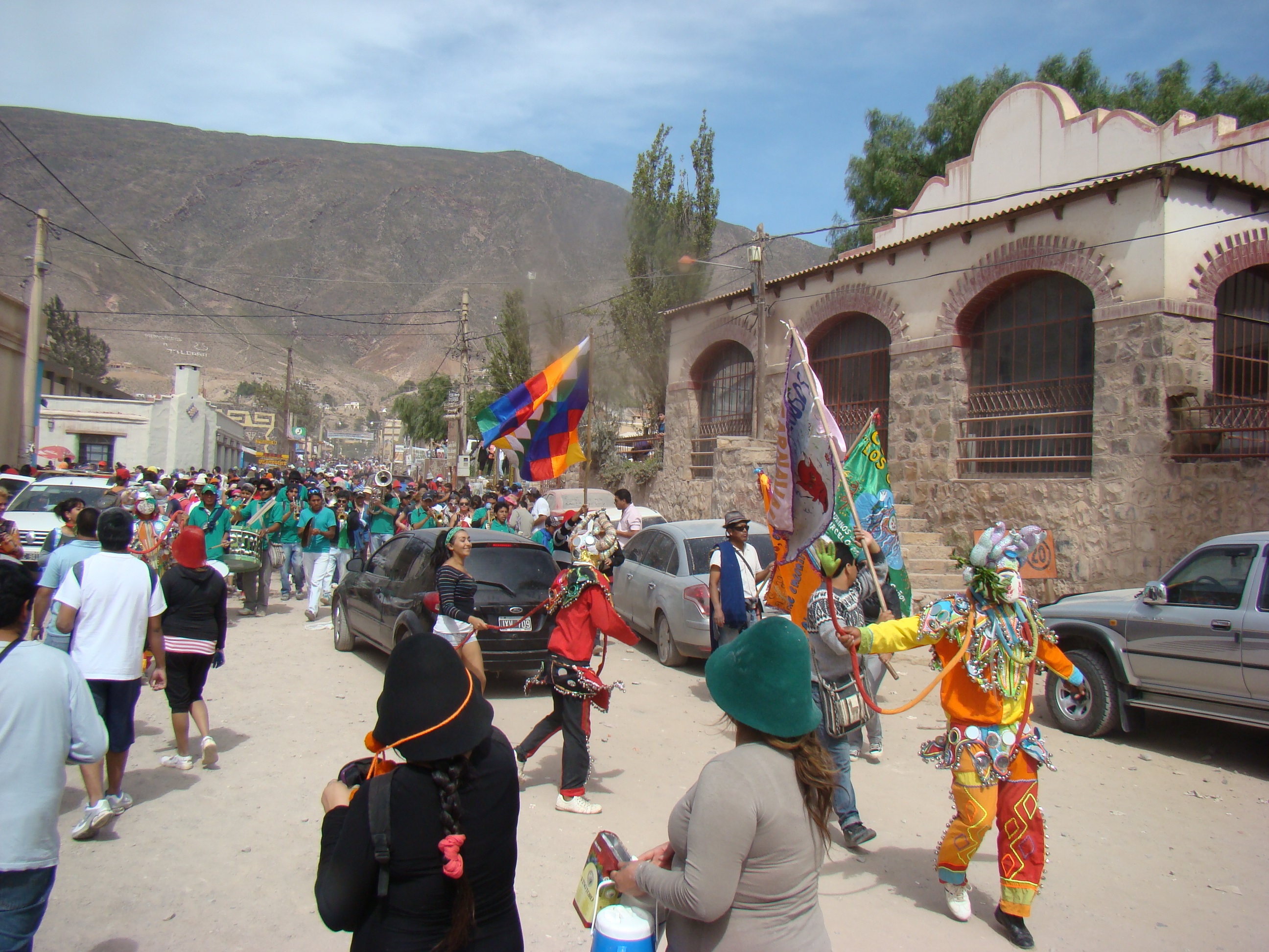 Bajo el cielo límpido de la Quebrada, explosión de colores en la Quebrada: Tilcara vivió un Carnaval Grande inolvidable.