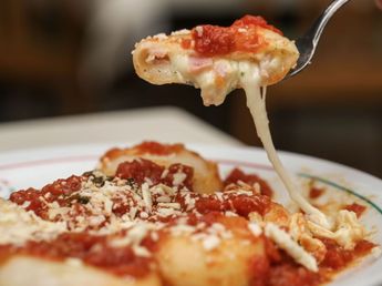 Cómo hacer sorrentinos de jamón y queso caseros: la receta para sorprender a la familia