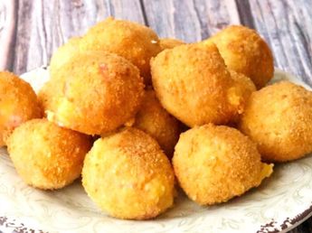 Cómo hacer croquetas de jamón y queso: la receta ideal para sumar a la picada