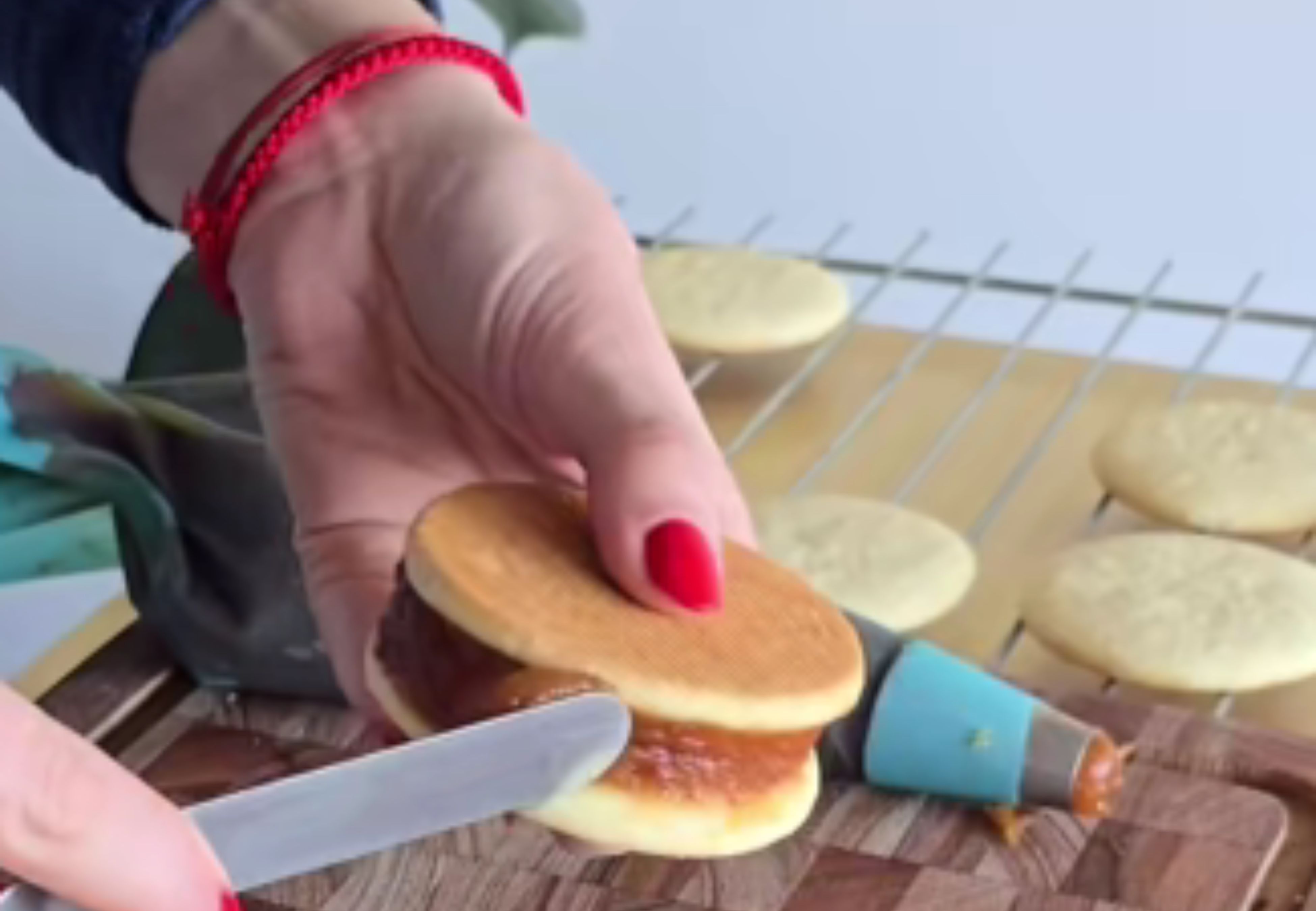 En simples pasos, se puede tener un alfajor más rico que el de kiosco.