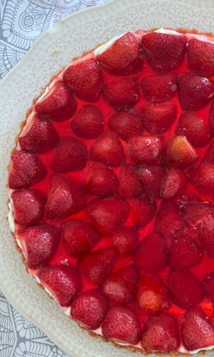 Sin horno y en pocos minutos: la receta de tarta de frutillas de Jimena Monteverde que no falla