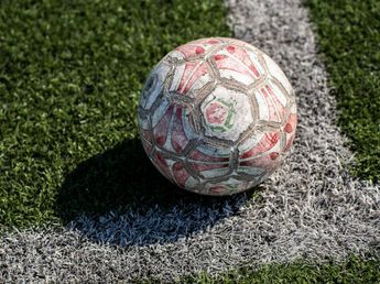 Un hombre se descompensó jugando al fútbol y murió: conmoción en Córdoba