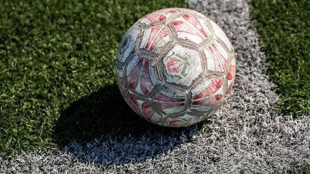 El hombre perdió la vida en una cancha de fútbol sintético.
