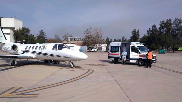 El paciente, oriundo de Famaillá, fue trasladado desde el Centro de Salud Zenón Santillán y permaneció estable durante el vuelo.