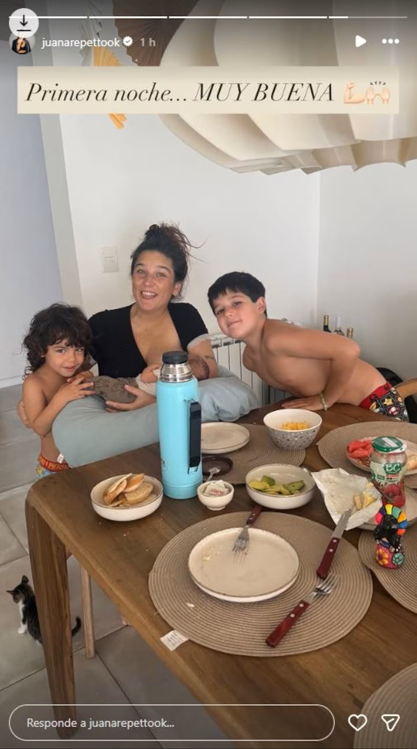 Juana Repetto y sus tres hijos