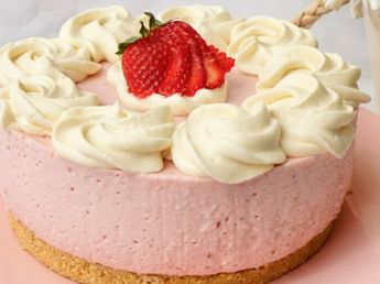 Cómo hacer un cheesecake de frutilla casero: la receta ideal para sorprender a la familia