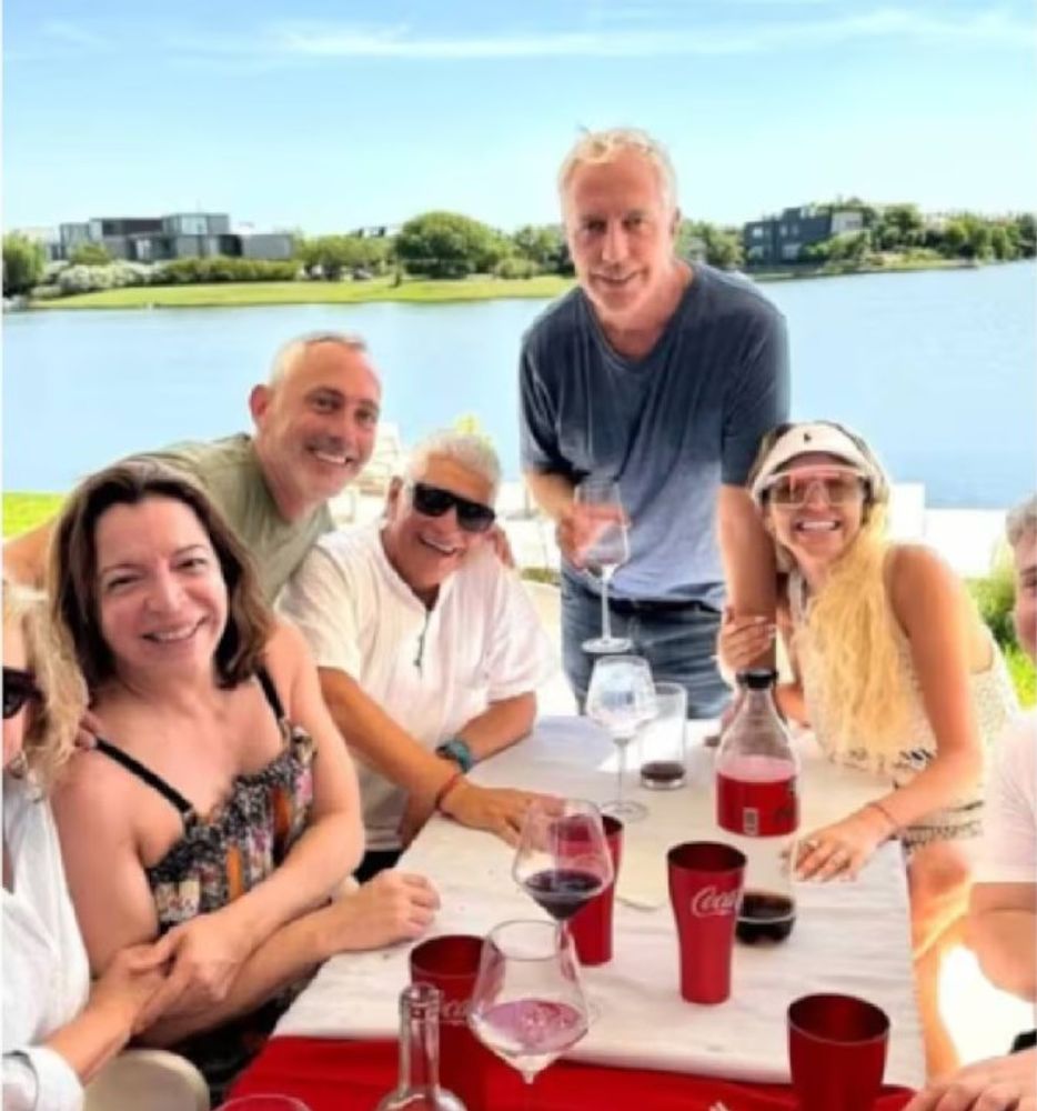 El living y comedor integrados, con ventanales que permiten disfrutar de la luz natural y el paisaje exterior.