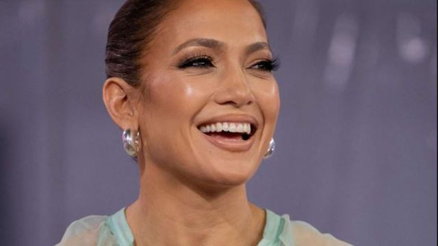 A sus 56 años, Jennifer Lopez posó con un vestido color nude y marcó tendencia con los zapatos de la temporada

