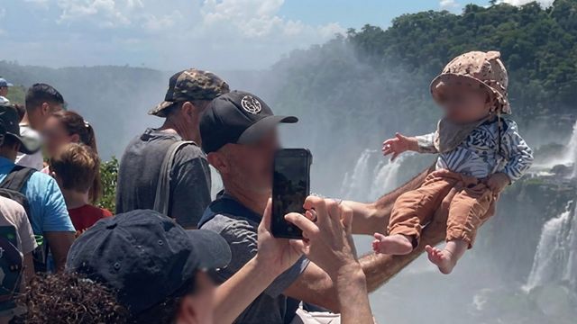 Indignación en Iguazú: un adulto levantó a un bebé sobre la baranda en la Garganta del Diablo.