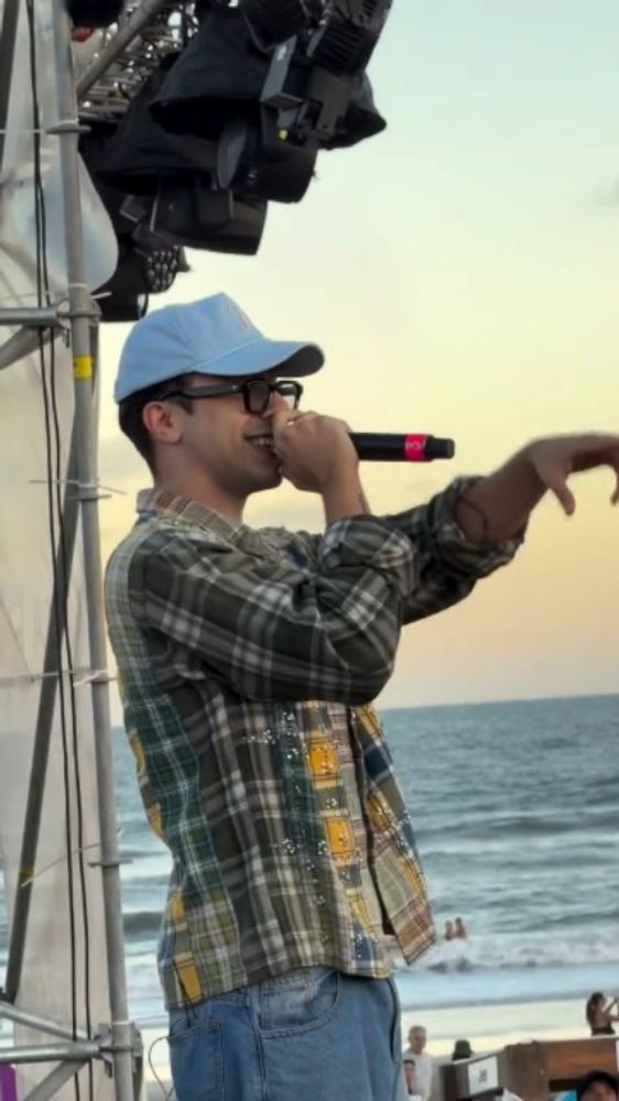 El cantante durante el show en Pinamar.