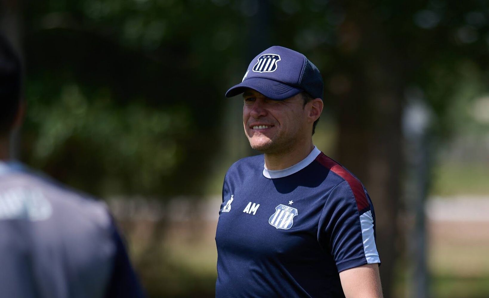 Estudiantes de La Plata se queda sin su técnico súper campeón, y hay tratativas con Alexander Medina.