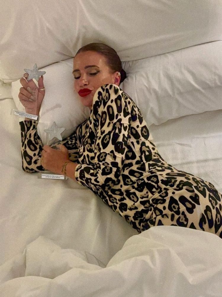 Flor Peña apostó por la tendencia del momento y derrochó elegancia con un look animal print