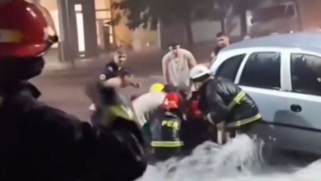 Temporal en Paraná: rescataron a una mujer arrastrada por la correntada en pleno centro.
