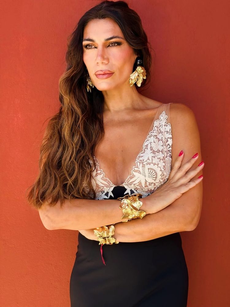 Encaje y mucha transparencia: Flor de la V deslumbró con un look de alta costura y destacó con un escote pronunciado
