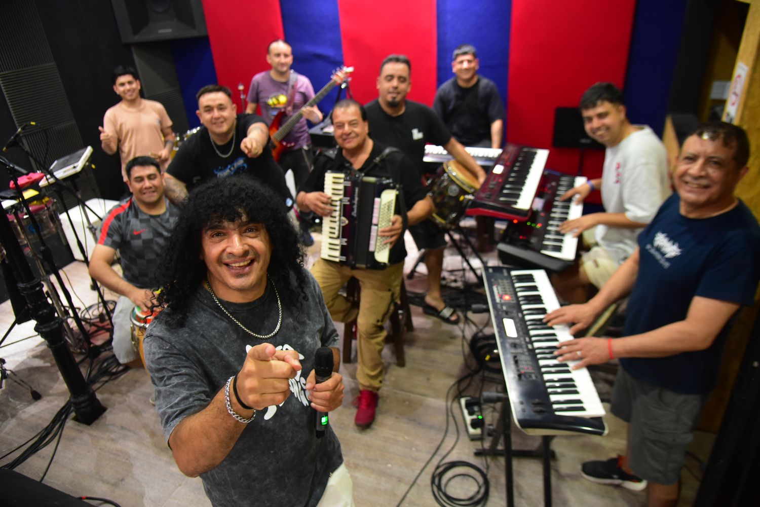 Turco Oliva junto a la banda de músicos que conforman Cachumba.