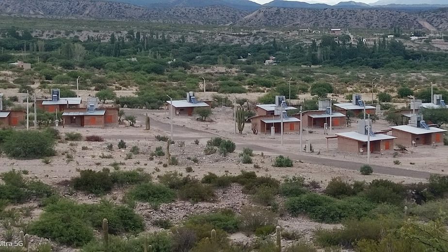 Adobe, piedra y sol: culmina la obra del Barrio Pachamama en Amaicha