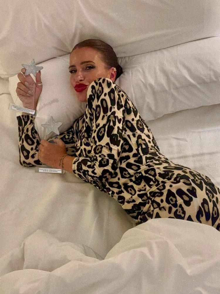 Flor Peña apostó por la tendencia del momento y derrochó elegancia con un look animal print
