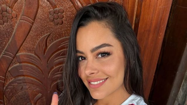 Larissa Riquelme eligió el top deportivo más diminuto y arrasó en Instagram con un look total white