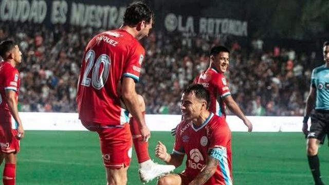 La dupla Franco Vázquez y Lucas Zelarayán le da lustre a Belgrano. Si el "Pirata" gana este lunes alcanza la punta.