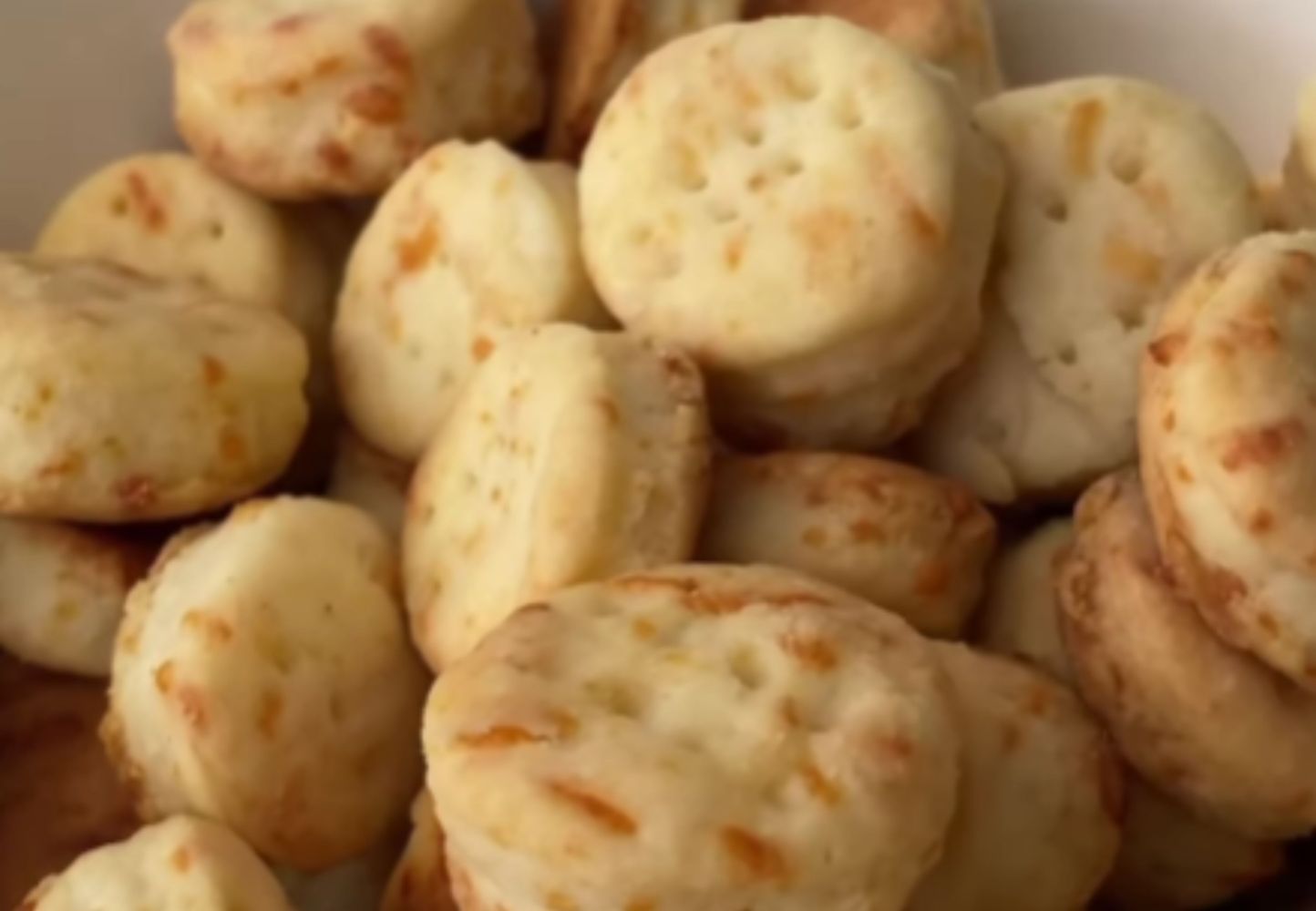 Así quedan los bizcochitos materos sabor queso.
