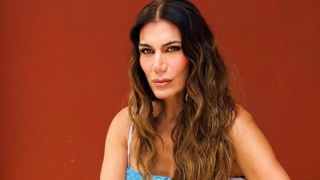 Flor de la V apostó por un vestido con los colores del verano, lo combinó con el accesorio tendencia y dio cátedra de estilo