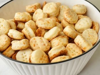 Cómo hacer bizcochitos materos con sabor a queso: la receta exprés con 3 ingredientes