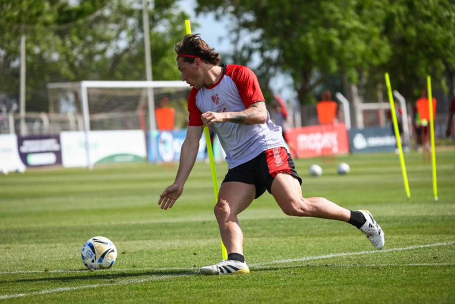 El delantero de Instituto, Luca Klimowicz, viajó a Ecuador para sumarse al Emelec.