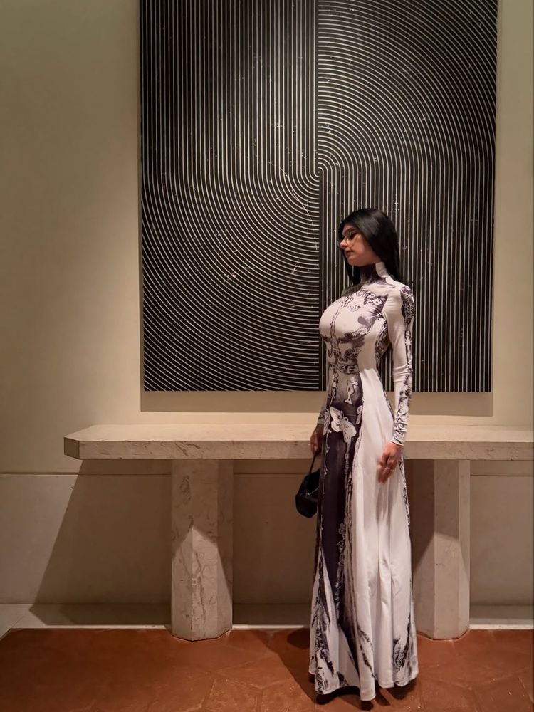 Mia Khalifa deslumbró con el vestido tendencia de la temporada 2026