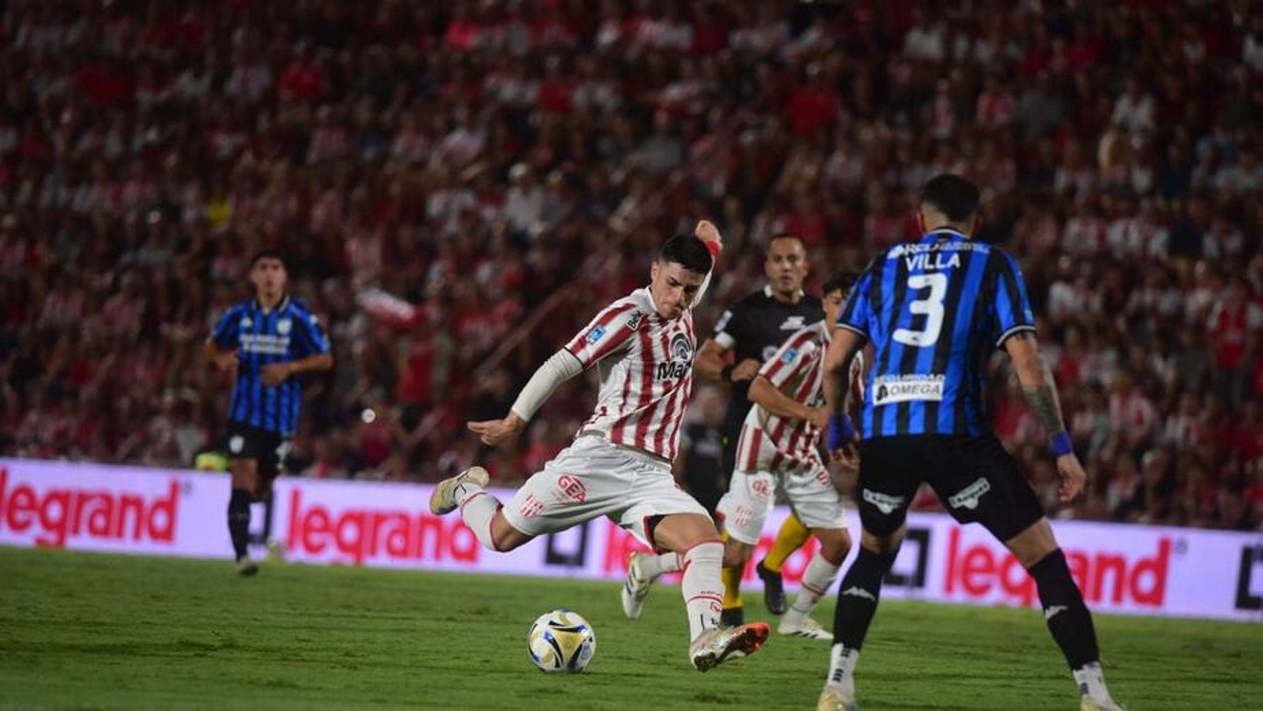 Alex Luna no falló y anotó su segundo gol consecutivo para Instituto, ambos de penal.