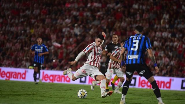 Alex Luna no falló y anotó su segundo gol consecutivo para Instituto, ambos de penal. 