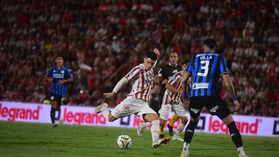 Instituto derrotaba a Atlético Tucumán por un discutido penal, se lo empataron y lo ganó en el descuento