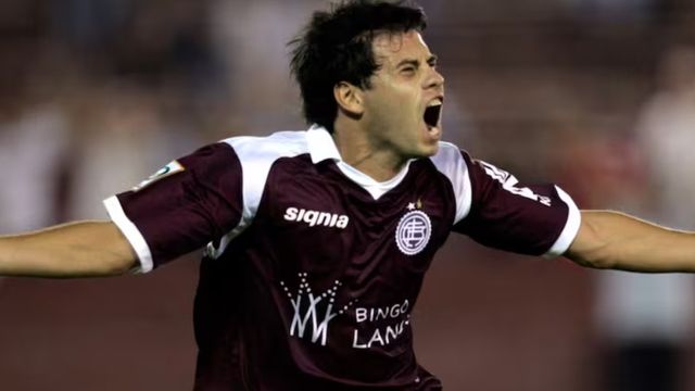 Santiago Biglieri fue campeón con Lanús y jugó en la selección argentina antes de retirarse por lesiones recurrentes.
