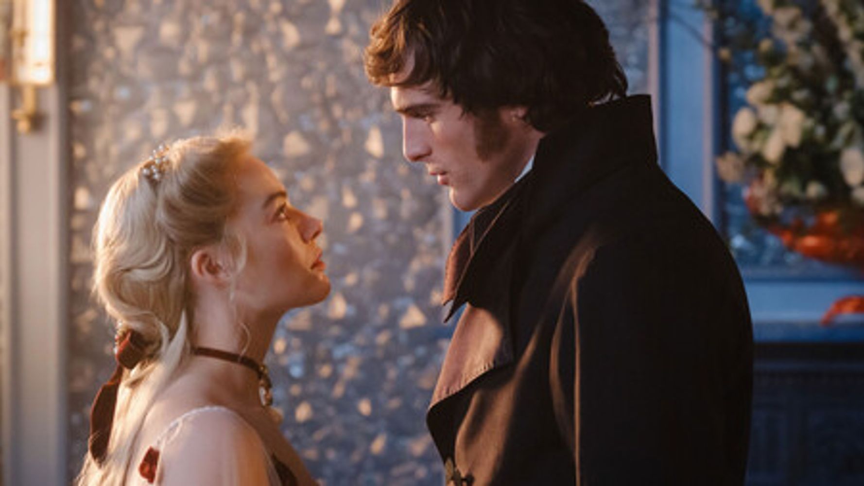 Margot Robbie y Jacob Elordi en Cumbres Borrascosas.