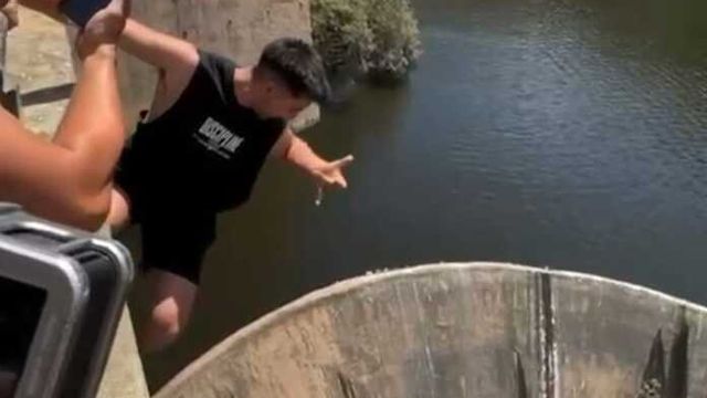 Un joven turista de Rosario se filmó colgado del paredón del San Roque con una sola mano.