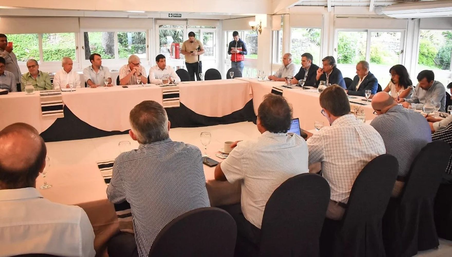 En el marco de una amplia mesa de diálogo que reunió a los principales actores de la cadena productiva, se realizó en Salta la primera ronda para la determinación del precio del tabaco Virginia para las provincias de Jujuy y Salta.